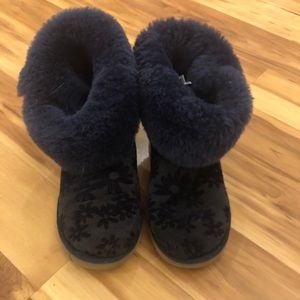 Girl Blue flower Bailey size 2 uggs